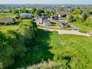 🌳 Bouwgrond 1.559 m² in Kluisbergen, open bebouwing, rustig gelegen in een doodlopende straat vlak bij het Kluisbos. 🌞 Geniet van groen, privacy...