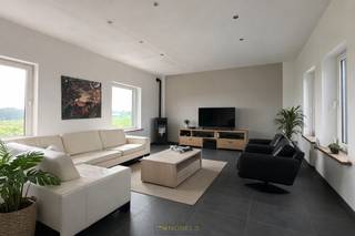 <p>Te koop, multifunctioneel eigendom met ruim woongedeelte, handelsruimte en zonneterras op topligging in Maarkedal<br />Veelzijdig MULTIFUNCTIONEEL PAND met INSTAPKLARE WOONST en COMMERCIËLE RUIMTE (ca. 100 M²) op een TOPLOCATIE in de VLAAMSE ARDENNEN:</p>

<ul>
	<li>
	<p>GROTE RAAMPARTIJEN en BREDE GEVEL met OPTIMALE ZICHTBAARHEID langs de N60</p>
	</li>
	<li>
	<p>UITSTEKENDE BEREIKBAARHEID, ideaal voor WINKEL, KANTOOR of PRAKTIJK</p>
	</li>
	<li>
	<p>RUIME WOONST boven de handelsruimte</p>
	</li>
	<li>
	<p>ZES KAMERS, flexibel in te richten als SLAAPKAMERS of BUREAURUIMTES</p>
	</li>
	<li>
	<p>LICHTE LEEFRUIMTE</p>
	</li>
	<li>
	<p>MODERNE BADKAMER</p>
	</li>
	<li>
	<p>VOLLEDIG UITGERUSTE KEUKEN</p>
	</li>
	<li>
	<p>PRIVÉTERRAS met MOGELIJKHEID TOT ZWEMBAD</p>
	</li>
	<li>
	<p>GROOT en ZONNIG KLANTENTERRAS</p>
	</li>
	<li>
	<p>78 ZONNEPANELEN – energiezuinig en TOEKOMSTGERICHT</p>
	</li>
	<li>
	<p>Ideaal voor wie WONEN en WERKEN wil combineren, met bijkomende MOGELIJKHEDEN voor COHOUSING of ZORGWONEN (mits goedkeuring).</p>
	</li>
</ul>

<p> </p>

<p>Interesse? Neem contact op voor meer informatie of een bezichtiging.<br /><br />Geen renovatieplicht; G-score: A, P-score: A</p>