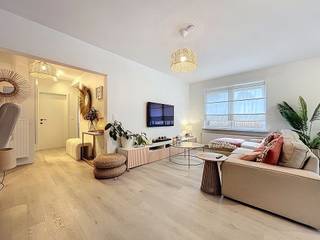 Ben jij op zoek naar een plek met karakter, sfeer en gewoon een heel fijne vibe? Dan heeft de Huisleverancier iets voor je !!!<br />Dit lichtrijk gelijkvloers hoekappartement in Borsbeek is allesbehalve standaard. <br /><br />De leefruimte is gezellig en stijlvol ingericht. Door het zijraam heeft men extra lichtinval en geeft het een extra dimensie aan de woonkamer. De keuken, met combi- microgolven en inductiekookplaat en granieten werkblad, sluit mooi aan en is ingericht met de beste materialen. <br /><br />Met twee grote slaapkamers en een extra kamer die kan dienen als bureau of dressing, heb je alle flexibiliteit die je nodig hebt. Ideaal voor jonge koppels, starters of wie net wat extra ruimte wil zonder in te boeten aan stijl.<br /><br />Achteraan is een terras, met ingebouwde kast en een kleine privé tuin. Deze tuin zorgt ervoor dat men een vlotte toegang heeft tot de garage. Garage verplicht aan te kopen (25 000 euro)<br /><br />Geen gedoe met parkeerplaatsen zoeken, gewoon thuiskomen en binnenrijden. Praktisch en comfortabel.<br /><br />Met winkels, openbaar vervoer en verbindingswegen in de buurt, woon je hier rustig maar toch centraal.<br /><br />Nog enkele belangrijke voordelen op een rijtje:<br /><br />* nieuwe ramen met hoogrendementsglas van het topmerk Belisol<br /><br />EPC : 299 kWh/m<sup>2</sup> (Label C)<br />Stedenbouwkundige inlichtingen in aanvraag<br />Waterinfo : P-Score = A, G-Score = A<br /><br />Dit is niet wat je zoekt ? Al gehoord van AANKOOPBEGELEIDING ? Wij zoeken, bezoeken en onderhandelen mee met jou voor eigendommen die worden aangeboden door particulieren, andere makelaars of eigendommen die zelfs (nog) niet te koop staan?<br />Vraag meer informatie over aankoopbegeleiding via welkom@dehuisleverancier.be of 0489/069.000<br /><br />de Huisleverancier : Persoonlijk, voor iedereen Service, Kwaliteit en Vertrouwen !<br /><br />