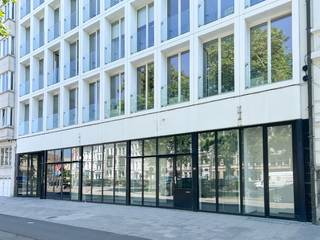 Deze veelzijdige commerciële ruimte, gelegen op het gelijkvloers en voorzien van een opvallend brede vitrine, is uitermate geschikt voor uiteenlopende handelsactiviteiten zoals een kantoor, winkel of dienstverlenend bedrijf. Dankzij de ligging aan de levendige Leien, vlak bij het Justitiepaleis, geniet het pand van een uitstekende bereikbaarheid. Dit alles inclusief vijf autostaanplaatsen.