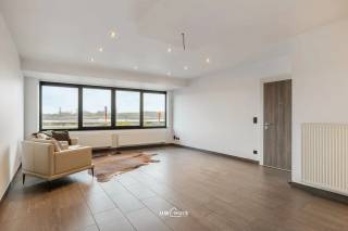 Bent u op zoek naar een prachtig instapklaar appartement op een uitstekende ligging? Gevonden!<br />Dit appartement is een perfecte start of een ideale investering. <br /><br />We komen binnen in de open leefruimte die een fenomenaal zicht heeft op De Schelde. De keuken beschikt over een granieten werkblad, dubbele spoelbak, kookplaat, oven, ijskat en dampkap. In de hal is er een vestiaire, een aparte berging met aansluitingen en een apart hangtoilet. <br /><br />Achteraan is er een ruime slaapkamer met ensuite badkamer die is voorzien van dubbele lavabo en grote douche.<br /><br />Als kers op de taart beschikt deze parel over een centraal stofzuigsysteem, een klein terrasje en een gesloten berging in de kelder? Woonoppervlakte volgens EPC, op plan is het appartement groter! Contacteer ons voor een bezoek via 052 46 38 03.