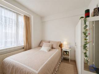 <p><span>Informatie Appartement</span></p><p><span>Ontdek dit charmante en lichtrijke appartement op een toplocatie naast het volledig vernieuwde Stadspark  een groene oase midden in de stad! Bij het betreden van het appartement komt u in een verzorgde inkomhal met vestiairekast en apart gastentoilet. De gezellige woonkamer baadt in het licht en is afgewerkt met een kwalitatieve laminaatvloer. Aansluitend vindt u een praktische keuken met onderhoudsvriendelijke tegelvloer, uitgerust met een grote oven, elektrische kookplaat, dampkap, vaatwasser en een losse koelkast met diepvries  ideaal voor wie graag kookt. De slaapkamer (ca. 10 m²) beschikt eveneens over een laminaatvloer en geeft rechtstreeks toegang tot de recent gerenoveerde badkamer. Deze is modern ingericht met een lavabomeubel, spiegelkast, ruime instapdouche en aansluiting voor een wasmachine. Het gebouw (1972) omvat slechts één appartement per verdieping, wat zorgt voor extra rust en privacy. Verder zijn er een lift, parlofoon en gemeenschappelijke kelder aanwezig. Maandelijkse kosten bedragen 83, met daarnaast een provisie van 128 voor water en verwarming. Elektriciteit is individueel. EPC-label D, elektriciteit conform AREI en asbestveilig attest aanwezig. Dankzij de uitstekende ligging geniet u van een vlotte verbinding naar de ring en Linkeroever, met tal van winkels en restaurants in de buurt. Een ideale opportuniteit voor wie comfortabel wil wonen of verhuren op een centrale en groene locatie!</span></p><p><span> </span></p><p><span>Indeling</span></p><ul><li><span>Inkomhal op tegelvloer, met vestiairekast en apart gastentoilet</span></li><li><span>Gezellige, lichtrijke woonkamer voorzien van een kwalitatieve laminaatvloer</span></li><li><span>Praktische keuken op een onderhoudsvriendelijke tegelvloer met veel opbergruimte en voorzien van een grote oven, elektrische kookplaat, dampkap, vaatwasser en losstaande ijskast met aparte diepvries</span></li><li><span>Slaapkamer ca. 10m² op laminaatvloer met aansluitend de badkamer</span></li><li><span>Recent gerenoveerde badkamer voorzien van een enkel lavabomeubel met opbergruimte en een spiegelkast, ruime instapdouche en aansluiting voor een wasmachine</span></li></ul><p><span> </span></p><p><span>Algemene Informatie</span></p><ul><li><span>Maandelijkse kosten: 83 euro (onderhoud en verbruik van de gemeenschappelijke delen, lift, syndicus, verzekering, enz.)</span></li><li><span>Maandelijkse provisie voor het privatief waterverbruik en verwarming: 128 euro</span></li><li><span>Individuele meter voor elektriciteit</span></li><li><span>Collectieve watermeter met tussenmeters</span></li></ul><p><span> </span></p><ul><li><span>EPC: label D</span></li><li><span>Elektrische keuring: conform AREI</span></li><li><span>Asbestattest: asbestveilig (maar mogelijk niet asbestvrij)</span></li></ul><p><span> </span></p><p><span>Gebouw</span></p><ul><li><span>Het appartementsgebouw werd gebouwd in 1972 en bestaat uit een gemeenschappelijke kelder, gelijkvloers en 4 verdiepingen met telkens 1 appartement</span></li><li><span>Lift aanwezig</span></li><li><span>Parlofoon aanwezig</span></li></ul><p><span> </span></p><p><span>Ligging</span></p><ul><li><span>Gelegen naast het volledig vernieuwde Stadspark, een groene oase van rust middenin de stad!</span></li><li><span>Vlotte verbinding naar de ring van Antwerpen en linkeroever</span></li><li><span>Verschillende winkels en restaurants in de omgeving</span></li><li><span>MOBISCORE: 9,6/10!</span></li></ul><p><span> </span></p><p><span>*De informatie in deze prospect is ter informatieve titel: de kandidaat-kopers moeten hun eigen zaak maken van het verkrijgen, controleren en interpreteren van deze informatie.</span></p><p><span> </span></p>