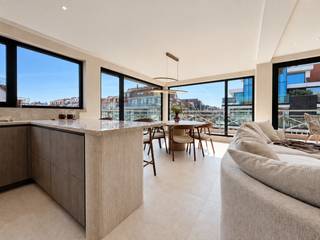 Op de hoek van de Bayauxlaan en de Leopoldlaan, in het bruisende centrum van Knokke, bevindt zich dit prachtig gerenoveerde duplex-hoekappartement op de bovenste verdieping van een kleinschalige residentie.<br /><br />Dankzij de uitstekende oriëntatie en het doorlopende terras aan de west- en zuidzijde geniet u de hele namiddag en avond van een optimale lichtinval en zon tot zonsondergang. Bovendien biedt het terras een aangenaam zijdelings zeezicht.<br /><br />De benedenverdieping omvat een ruime en lichtrijke leefruimte met een volledig uitgeruste open keuken, die naadloos aansluit op het royale terras. Verder vindt u op deze verdieping een praktische berging, een afzonderlijk gastentoilet en een ruime slaapkamer met rechtstreekse toegang tot het terras en een ensuite douchekamer.<br /><br />Op de bovenverdieping bevinden zich nog twee slaapkamers. De tweede slaapkamer beschikt over een ensuite douchekamer, terwijl er daarnaast een afzonderlijk toilet aanwezig is.<br /><br />Dit unieke appartement werd met veel oog voor detail en hoogwaardige materialen volledig gerenoveerd. Bovendien is het uitgerust met een warmtepomp,/airco wat zorgt voor optimaal wooncomfort en een duurzame toekomst.<br /><br />Mogelijkheid tot aankoop van een autostaanplaats/garagebox in de nabije omgeving!<br />Maatregelenregister in aanvraag.<br /><br />Aarzel niet om ons te contacteren voor meer informatie: tel.: 050 62 44 14 of via knokke@immax.be
