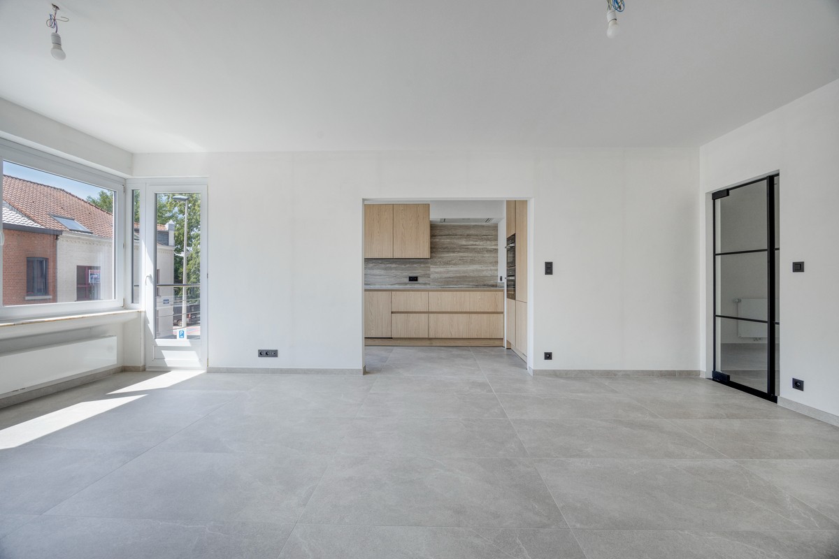 Volledig gerenoveerd appartement met 3 slaapkamers, autostaanplaats en kelder - photo 5