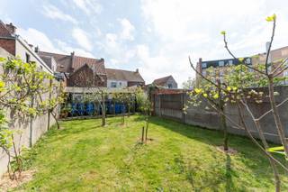 "VERLAAGDE PRIJS " !

Op zoek naar een instapklare woning te Roeselare? Dan kan deze vernieuwde woning u zeker en vast bekoren! Inkom,  eetplaats en zithoek met aansluitend vernieuwde keuken. Gerenoveerde badkamer met douche, toilet en wastafel op het gelijkvloers. Wasplaats, berging en droge kelder. Garage voor 1 wagen. Drie slaapkamers en vaste trap naar zolderruimte met mogelijkheid creëren van een slaap/hobbyruimte. Terras en tuin. Vernieuwde PVC ramen en centrale verwarming op gas. Voor bezoek aan deze woning, bel nu naar Hyboma 