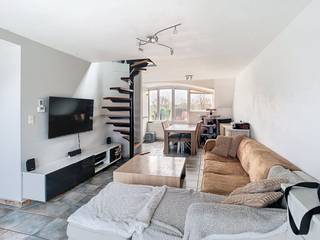 Appartement te huur in Boomindeling:- apart toilet- woonkamer met veel lichtinval- ruim terras (ca. 21m²)- keuken- bergingbovenverdieping:- slaapkamer met vast bed frame- badkamer met lavabomeubel, toilet en ligbad met doucheschermverder is er nog een berging voorzien op het gelijkvloers alsook een plaats voor een fiets.Locatie: Dit appartement te huur is gelegen in de Kerkhofstraat in Boom, op de grens met Reet. Winkels bevinden zich in de nabijheid. Via de A12 en E19 heeft u tevens een vlotte verbinding met Antwerpen, Mechelen en Brussel.Bijzonderheden:- 1 slaapkamer- geen gemeenschappelijke kosten- geen lift- parkeerplaats op oprit- afgesloten plaats voor fiets- aparte berging- aparte meters- centrale verwarming op gas- plaatsbeschrijving op gemeenschappelijke kosten tussen huurder en verhuurderBent u op zoek naar vastgoed te huur in Boom? Neem dan gerust contact op met één van onze collega's van Dewaele vastgoed met advies.