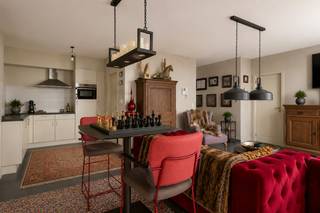Dit recente appartement is super goed gelegen, midden in het centrum van Stabroek. Winkels, scholen en openbaar vervoer bevinden zich allemaal op wandelafstand en ook de snelweg richting Antwerpen en Nederland ligt in de onmiddellijke omgeving. Het appartement bevindt zich op de tweede verdieping en kan genieten van een gunstig energielabel. Binnenkomen doet u via de inkomhal met tegelvloer, dewelke de verschillende ruimtes met elkaar verbindt. De leefruimte is aangenaam ruim en geniet dankzij de kamerhoge ramen van een overvloed aan natuurlijk licht. Deze woonkamer staat in open verbinding met de volledig uitgeruste keuken. Het appartement telt verder nog 3 volwaardige slaapkamers, waarvan 1 momenteel werd ingericht als bureau, een netjes onderhouden badkamer met ligbad met douchescherm en dubbele wastafel met meubel, een apart toilet en een berging. Een absolute meerwaarde is het gezellige, zuid-georiënteerde terrasje, waar u fijn van de buitenlucht kan genieten. U profiteert er tevens van een tof uitzicht over het Picoloplein. Verder hoort er bij het appartement nog een privatieve berging en een autostaanplaats, beiden gelegen in de kelderverdieping van het gebouw. Zowel de kelderberging als de autostaanplaats zijn inbegrepen in de vraagprijs. Er is een lift aanwezig in het gebouw. Gem. kosten: 165 euro/ maand (incl. onderhoud lift, schoonmaak gem. delen, syndicus, blokpolis, onderhoud daktuin, water gem. delen en ELE gem. delen).
