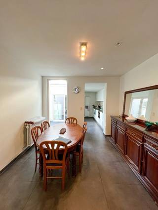 Beschrijving:<br />De woning is gelegen op enkele meters van de Markt van Geel.<br />Alle faciliteiten zijn op korte afstand bereikbaar.<br /><br />De woning bestaat uit:<br />- inkomhal<br />- woonkamer<br />- keuken (oven, afwasmachine, koelkast, ...)<br />- wasplaats + ruimte voor bureau/slaapkamer<br />- badkamer (met douche én ligbad)<br />- 2 slaapkamers<br />- ruime kelder<br />- gezellig terras<br /><br />Extra: <br />- Huurprijs: 820 euro/maand.<br />- De woning is geschikbaar vanaf 01/06/2026!<br />- Zeer energiezuinig! (Dakisolatie, muurisolatie, hoge rendementsbeglazing, ledverlichting, ...)<br /><br />Uitsluitend via onze website www.vastengoed.be kan u een bezichtiging inplannen op de vooropgestelde bezoekmomenten. Voor andere vragen kan u het kantoor bereiken op het nummer 014/72.73.74.