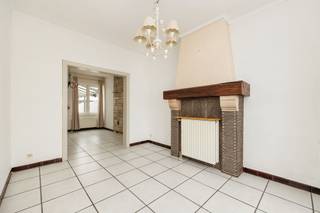 <h1><span>Te renoveren woning met vier slaapkamers en tuin in Kapelle-op-den-Bos</span></h1><p><span>Op zoek naar een leuke gezinswoning met veel potentieel? Deze woning in Kapelle-op-den-Bos is exact wat u zoekt! Om te beginnen beschikt de woning al over heel wat vierkante meters waar u volledig uw eigen ding van kunt maken. De zolder heeft een vaste trap, waardoor hier ook onmiddellijk een ruime slaapkamer van kan worden gemaakt. Een andere troef is de aparte doorgang aan de rechterkant van de woning, die de straat rechtstreeks met de tuin verbindt. Dankzij deze doorgang hoeft u met fietsen en vuilbakken nooit door de woning te wandelen. Tot slot spreken we hier ook over een uitstekende locatie. Het station van Kapelle-op-den-Bos bevindt zich op enkele minuten wandelen, winkels en scholen zijn vlakbij en voor wandelaars en fietsers is het slechts de straat uit om op de dijk van het kanaal terecht te komen.</span></p><h2><span>Indeling</span></h2><p><span>Gelijkvloers</span></p><ul><li><span>inkomhal</span></li><li><span>woonkamer</span></li><li><span>keuken</span></li><li><span>badkamer</span></li><li><span>tuinberging</span></li></ul><p><span>Eerste verdieping</span></p><ul><li><span>slaapkamer 1</span></li><li><span>slaapkamer 2</span></li><li><span>slaapkamer 3</span></li></ul><p><span>Zolder</span></p><ul><li><span>slaapkamer 4</span></li></ul><h2><span>Troeven</span></h2><ul><li><span>vier volwaardige slaapkamers</span></li><li><span>zij-ingang naar de tuin</span></li><li><span>uitstekende locatie</span></li></ul><p><span> </span></p><p><span>Ben jij geïnteresseerd in deze woning gelegen in Kapelle-op-den-Bos, ben je op zoek naar ander vastgoed, een investering of wens je de waarde van jouw eigendom te kennen? Dan ben je bij BOLT Immo aan het juiste adres! Wij helpen jou graag verder.</span></p>