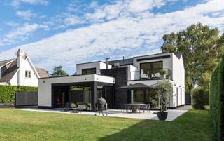 <p><strong>Exclusieve villa te koop in het prestigieuze domein van Bouchout – Wemmel</strong></p>
<p><strong>Een unieke combinatie van luxe, comfort en locatie</strong></p>
<p>In het hart van het gegeerde domein van Bouchout te Wemmel, stellen wij u met trots deze uitzonderlijke villa voor. Deze stijlvolle woning werd volledig gerenoveerd in 2023 en straalt klasse en sereniteit uit, en biedt alles wat u verwacht van een eigendom op toplocatie.</p>
<p><strong>Indeling & Comfort</strong></p>
<p>Bij het betreden van de woning komt u in een ruime inkomhal met vestiaire en gastentoilet – een warm welkom voor u en uw gasten. De leefruimtes zijn ontworpen met oog voor detail en comfort: een super geïnstalleerde keuken met kwalitatieve apparatuur vormt het hart van de woning, naadloos verbonden met een lichtrijke eetkamer en een ruim, gezellig salon met open haard en indrukwekkende vide.</p>
<p>Daarnaast is er een aparte bureauruimte die perfect kan dienen als vierde slaapkamer of polyvalente ruimte.</p>
<p><strong>Slaapcomfort & Privacy</strong></p>
<p>De woning beschikt over <strong>drie volwaardige slaapkamers</strong>, elk met een eigen <strong>en-suite badkamer</strong>. Eén van de slaapkamers geniet bovendien van een <strong>privéterras</strong>, ideaal om in alle rust van de ochtendzon te genieten.</p>
<p><strong>Perfect voor vrije beroepen of zelfstandigen</strong></p>
<p>Een absolute meerwaarde is de aparte ruimte met eigen ingang, momenteel ingericht als <strong>beautysalon</strong>. Deze kan perfect dienst doen als <strong>home office</strong>, praktijkruimte of voor een ander vrij beroep, volledig afgescheiden van het privégedeelte van de woning.</p>
<p><strong>Exclusieve wellness aan huis</strong></p>
<p>Pure verwennerij: aansluitend aan het salon bevindt zich een volledig <strong>inpandige wellnessruimte</strong>, uitgerust met een <strong>sauna</strong>, <strong>jacuzzi</strong>, <strong>douchekamer</strong> en extra <strong>WC</strong>. Via grote schuiframen geniet u van een vlotte toegang tot de <strong>zuidgerichte tuin</strong>, met prachtig aangelegd terras – een oase van rust en privacy.<br /><br /><strong>Extra troeven</strong><br /><br />Naast het comfort dat deze villa biedt zijn er nog leuke extra's: alarminstallatie met camerabewaking, airco, zonnepanelen, waterverzachter, twee elektrische laadpalen, 4 buitenstaanplaatsen, ...</p>
<p><strong>Uw nieuwe thuis of professionele uitvalsbasis?</strong></p>
<p>Deze eigendom is een zeldzame kans voor wie wonen en werken op hoog niveau wil combineren, op een topligging in de rand rond Brussel.</p>
<p>Contacteer ons vandaag nog voor een exclusieve rondleiding en laat u verleiden door de luxe en mogelijkheden van deze prachtige villa in Wemmel.</p>
<p></p>
<p></p>
