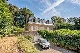 Het geheel bestaat uit twee afzonderlijke percelen: een <span>karaktervolle villa </span>op 13 are 39 ca en een <span>uniek bouwperceel </span>van 20 are 59 ca, met eigen toegang via de Hertogenlaan. Een zeldzame combinatie die tal van mogelijkheden biedt.<br />De <span>villa</span>, opgetrokken in een charmante <span>Franse stijl</span>, verwelkomt u via een ruime inkomhal met elegante draaitrap en ingemaakte vestiairekasten. De statige leefruimte met haard sluit aan op de veranda en geniet van een aangenaam zicht op het groen.<br />De recent vernieuwde leefkeuken vormt het hart van de woning en biedt veel ruimte en comfort, aangevuld met een praktische berging.<br />Op de eerste verdieping bevinden zich vier ruime slaapkamers en een badkamer. De zolder zorgt voor extra bergruimte.<br />Ook praktisch heeft deze woning heel wat te bieden. Ze is volledig onderkelderd en beschikt over een garage voor twee wagens, verschillende ruime bergplaatsen en een kruipkelder. Het dak werd in 2017 volledig gerenoveerd en geïsoleerd. Asbestveilig.<br />Een absolute meerwaarde van deze eigendom is het achterliggende <span>bouwperceel </span>, bereikbaar via de Hertogenlaan. Bouwgronden van dit formaat zijn bijzonder schaars (lees : onbestaande)  in Linden.<br />Het perceel combineert een uitstekende zuidoriëntatie met een indrukwekkende straatbreedte van maar liefst 39 meter en een perceeldiepte van ca. 48 meter. Hierdoor zijn er bijzonder mooie mogelijkheden voor de realisatie van een ruime vrijstaande woning.<br />Bouwvoorschriften:<br />bouwvrije zijdelingse strook: 8 m<br />maximale bouwdiepte: 18 m<br />bouwbreedte: minimaal 14 m en maximaal 22 m<br />maximale kroonlijsthoogte: 5,9 m vanaf het normale grondpeil<br />Een unieke opportuniteit voor wie royaal en rustig wil wonen in één van de meest geliefde residentiële omgevingen nabij Leuven, mét een uitzonderlijk bouwperceel als extra troef.<br /><br />Voor meer info kan u mij bereike via ludovic@immojanstas.be of 0496/522123.<br /><br />Bijkomende info (EPC, bodemattest, elektriciteitsattest, enz...) kan U hier downloaden ↓