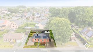 Deze alleenstaande woning vlakbij een bosrijke omgeving is gelegen op een grondoppervlakte van 637 m².<br />Bestaande uit: oprit - inkomhal - toilet - vestiaire - living - keuken - veranda - berging - terras - grote tuin - nachthal - 3 slaapkamers - badkamer - wasplaats - geisoleerde zolder. <br /><br />Alsook een ruime garage en verschillende bijgebouwen die dienst kunnen doen als polyvalente ruimte.<br /><br />Troeven van deze woning:<br /><br />- instapklare ruime woning met grote tuin<br />- rustige ligging<br />- centraal gelegen<br />- garage naast de woning<br />- gasteller aanwezig<br />- voorzien van 13 zonnepanelen<br /><br />Wanneer de leefruimte aangepast wordt van elektrische verwarming naar airco’s, dan is het energielabel D. Indien alle kamers naar airco gaan dan is label C mogelijk. <br /><br />STARTPRIJS, Elk bod boven deze startprijs wordt voorgelegd aan de eigenaars, die al dan niet kunnen akkoord gaan met deze bieding.<br /><br />Contacteer ons vrijblijvend voor meer info