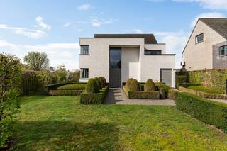 Deze stijlvolle en lichtrijke woning is gelegen op het einde van een doodlopende straat, in een rustige woonwijk te Berlaar.Van buitenaf geeft de...