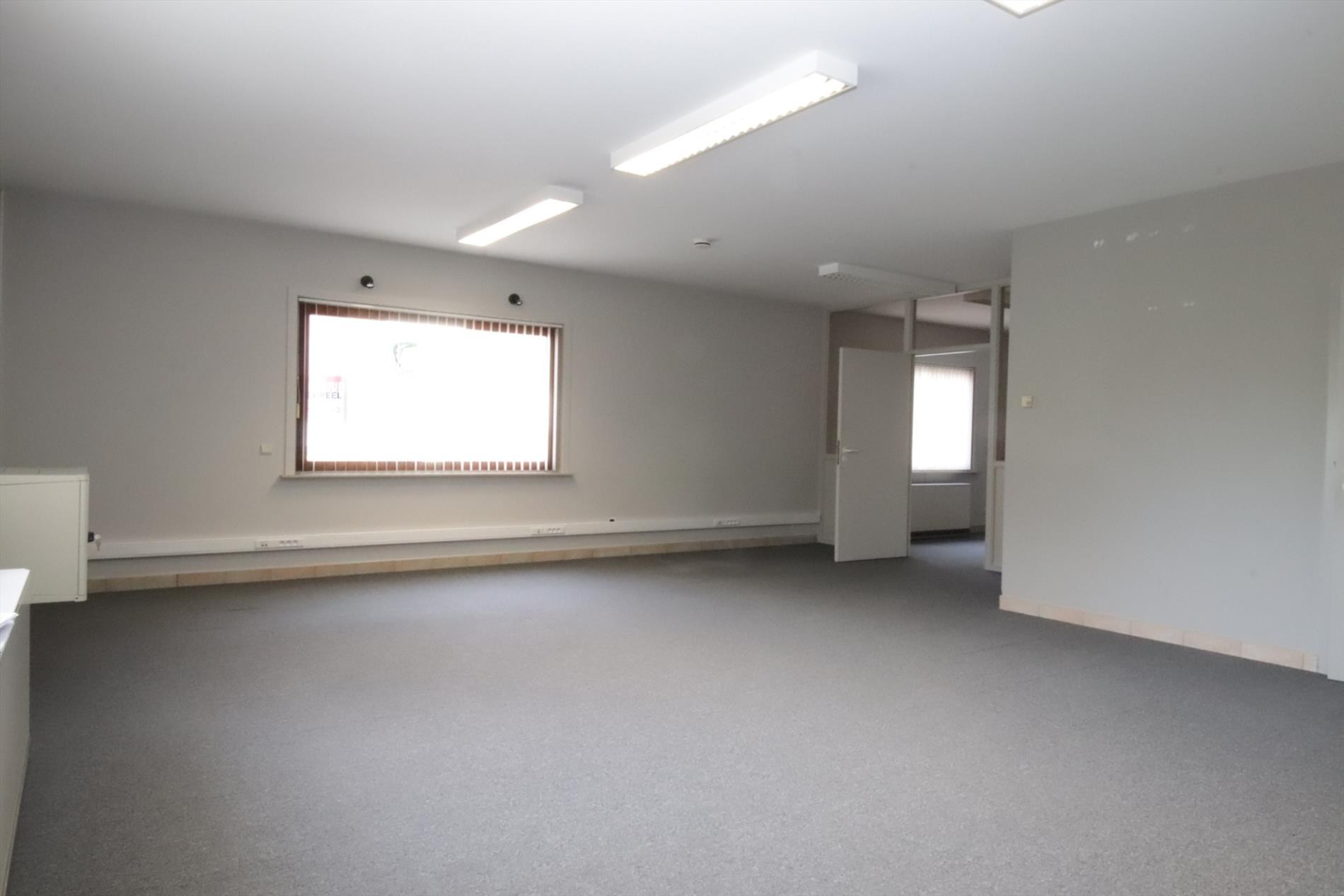 POLYVALENTE KANTOORRUIMTE TE HARELBEKE - foto 4