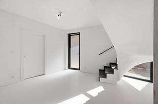 <p><span>Kwaliteitsmaterialen en uitmuntende architectuur tillen deze woning met ingang langs de Vredestraat, naar een hoger niveau. Wie naar deze witte parel kijkt, opgetrokken met Wapper/Rainbow White gevelstenen, merkt dat de gevelvlakken een allesbehalve banale indruk maken. Het gebouw intrigeert door de uitstekende vormen en nodigt uit tot exploratie. Er is over de hele lijn gekozen voor topmaterialen: gietvloeren, gelakte plinten, stalen muurkappen, granieten trappen, alu ramen met geluidsdempende isolatie (tot 32dB), warmtepomp en 12 zonnepanelen. De doorgedreven isolatie garandeert een BEN-label. Het gelijkvloers omvat: groot bureel/kamer, wasplaats/berging, koer met achterdeur, plus een badkamer: bad, inloopdouche met ingebouwd kraanwerk en een breed lavabomeubel. Op de eerste verdieping verrassen de overvloedige lichtinval en goede plafondhoogte. Ons oog valt op wachtleidingen voor wifi-versterkers en een groot schuifraam aan de open keuken, met toegang tot het schitterende terras. In de keuken spotten we onder meer een kookvuur met grote kookzones en dimbare verlichting. Op de 2</span><span><sup>e</sup></span><span> verdieping grenst één van beide kamers aan een mooi terras. De badkamer omvat een lavabomeubel, hangtoilet en inloopdouche, waarbij de wand is uitgevoerd in hetzelfde materiaal als de vloer. Sinds de afsluiting van de Tervuursesteenweg (kant station), is het hier zeer rustig, met een uitstekende mobiliteit (Mobiscore 9,5 op 10).</span></p>