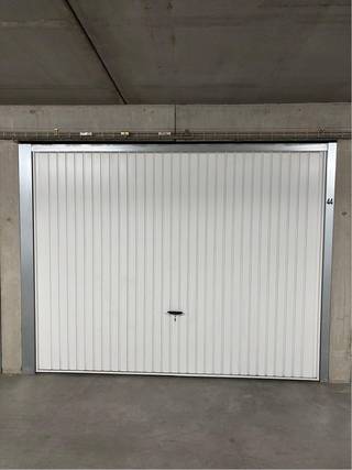 Garagebox te huur in een afgesloten en veilig complex. De huurprijs bedraagt €160 per maand en de garagebox is per direct beschikbaar. Ben je geïnteresseerd in dit pand te huur in Oostende? Ga naar de website www.dermul.be, klik op het pand dat je wenst te huren. Via de knop "ik heb interesse" vragen we u kort een profiel in te vullen. Daarna nemen we contact op voor een bezoek. Telefonisch kunnen er geen afspraken gemaakt worden.