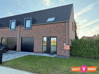 <p><span>Deze halfopen, nieuwe BEN-woning (bijna-energieneutraal) is gelegen in een nieuwe en rustige verkaveling vlakbij het centrum van Beerse. Hier heb je een vlotte verbinding met het openbaar vervoer en de grotere invalswegen, maar geniet je toch van alle rust en de open ruimte die de buurt momenteel biedt. </span></p><p><span> </span></p><p><span>Indeling: </span></p><p><span> </span></p><p><span>Gelijkvloers: </span></p><p><span>Inkomhal met gastentoilet, leefruimte met bureauhoek (7m²) en een open keuken (samen 41m²), de keuken ingericht met een inductiekookplaat, dampkap, combi-oven, koelkast, vaatwasser en spoelbak. Het keukeneiland biedt extra opbergruimte. Aansluitend een berging/wasplaats (6m²) met de nodige aansluitingen. </span></p><p><span> </span></p><p><span>1e verdieping: </span></p><p><span>Via de trap in inkomhal komen we op de eerste verdieping. Hier bevinden zich 3 slaapkamers (13m² - 13m² en 14m²) en een moderne badkamer (9m²) voorzien van een ruime inloopdouche, dubbele lavabo in meubel, ligbad, handdoekdroger en toilet. </span></p><p><span> </span></p><p><span>Zolder: </span></p><p><span>Via het luik op de nachthal toegang tot de bergzolder (32m²), ideaal als extra opbergruimte. </span></p><p><span> </span></p><p><span>Tuin/terras: </span></p><p><span>Via de leefruimte en de keuken toegang tot het terras en de tuin. Er werd eveneens een tuin-/fietsenberging voorzien, alsook een poortje in de afsluiting. </span></p><p><span> </span></p><p><span>Garage: </span></p><p><span>De inpandige garage (18m²) is voorzien van een sectionaalpoort. </span></p><p><span> </span></p><p><span>Extra: </span></p><p><span>BEN-woning = super energiezuinig! - poortje in de tuin zorgt voor directe uitgang met de fiets/te voet - 14 zonnepanelen - verlichting en gordijnrails aanwezig (op de verdieping ook gordijnen). </span></p><p><span>Onmiddellijk beschikbaar</span></p>