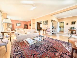 Idéalement situé à Uccle, dans le quartier Churchill, au 4e étage d’un immeuble de 8 étages, nous vous proposons ce superbe appartement de 209m2...