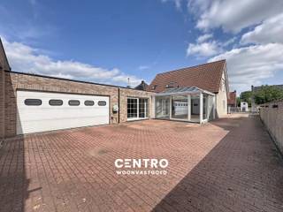 <p>Wonen &amp; werken in Beernem – Ruime woning met ca. 120 m² opslagruimte!<br /><span><span><span><span><span><span><span><span><span><span><span><span><span><span>Ruime en veelzijdige eigendom op 624m² grond</span><span>, met maar liefst </span><span>270 m² bewoonbare oppervlakte</span><span>, 3 slaapkamers en de mogelijkheid tot </span><span>gelijkvloers wonen</span><span>.</span></span></span></span></span></span></span></span></span></span></span></span></span></span><br /><span><span><span><span><span><span><span><span><span><span><span><span><span><span>De absolute troef is de </span><span>ca. 120 m² grote garage/opslagruimte met bureel</span><span>, ideaal voor </span><span>zelfstandigen en ondernemers</span><span>. Zeer geschikt als opslagruimte voor materiaal, voertuigen en goederen.</span></span></span></span></span></span></span></span></span></span></span></span></span></span><br /><span><span><span><span><span><span><span><span><span><span><span><span><span><span>De woning combineert comfortabel wonen met de mogelijkheid om </span><span>wonen en werken op één locatie</span><span> te verenigen.</span></span></span></span></span></span></span></span></span></span></span></span></span></span><br /><br /><strong>INDELING:<br /><em><u>Gelijkvloers:</u></em><br /><u>WONING:</u></strong><br />Ruime inkomhal - LICHTRIJKE living - volledig ingerichte keuken (O.a. met keramisch fornuis, dampkap, dubbele spoelbak, heteluchtoven, ingebouwde microgolfoven, frigo en vaatwasmachine) - veranda (met gashaard) – ruime berging/wasplaats (met voorzieningen voor wasmachine en droger) - 2de leefruimte (met gashaard, sauna en douche) - veranda -  afzonderlijk gastentoilet - slaapkamer/bureel - ruime garage (met automatische sectionale poort) - ZUIDgericht terras - ruime verharde oprit.<br /><br /><u><strong>BIJGEBOUW:</strong></u><br />Opslagruimte (met automatische sectionale poort) - bureel - wasplaats - afzonderlijk toilet - douche.<br /><br /><em><strong><u>Eerste verdieping:</u></strong></em><br />Ruime nachthal/bureelruimte (extra slaapkamer mogelijk) – kwalitatieve badkamer (O.a. met lavabomeubel, hangtoilet, ligbad én douche) - ruime slaapkamer met ruime dressing – slaapkamer 3 met mezzanine.<br /><br /><u><strong>Opmerkingen:</strong></u><br />- 28 ZONNEPANELEN aanwezig!<br />- ROLLUIKEN aanwezig!<br />- Volledig omheind.<br />- Videofonie aanwezig.<br />- Waterverzachter aanwezig.<br />- <span><span><span><span><span><span><span><span><span><span><span><span><span><span><span>270 m² bewoonbare oppervlakte</span></span></span></span></span></span></span></span></span></span></span></span></span></span></span><br />- Afgesloten met elektrische toegangspoort.<br /><br />Een unieke kans voor wie ruimte zoekt om comfortabel te wonen én professioneel actief te zijn. GELIJKVLOERS wonen mogelijk! Aarzel zeker niet om ons te contacteren voor een bezoek ter plaatse: 050/70.01.02 - info@centro.be.</p>