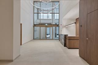 Sky Tower 2 - uniek appartement op de 8ste verdieping met ruim terras.<br /><br />Vanuit dit stijlvolle appartement op de 8ste verdieping van Sky Tower 2 geniet je van een adembenemend uitzicht op zee en de jachthaven. Elk moment van de dag brengt hier een nieuw decor van licht, rust en ruimte.<br /><br />Met een bewoonbare oppervlakte van 56 m2 werd elke ruimte doordacht ingericht voor maximaal wooncomfort. Het ruime terras van 18 m2 vormt een verlengstuk van de leefruimte en creëert een harmonieuze verbinding tussen binnen en buiten.<br /><br />Daarnaast beschikt het gebouw over praktische voorzieningen zoals een fietsenberging en een gemeenschappelijke afvalruimte.<br /><br />Hier woon je in alle rust, met een uniek uitzicht en de levendige sfeer van de kust en de stad binnen handbereik.<br /><br />De vooropgesteld prijs is exclusief 21%btw.<br />Stedenbouwkundige inlichtingen en uittreksel Maatregelenregister zijn in aanvraag.<br /><br /><br />Mis deze unieke kans niet en plan vandaag nog uw bezoek in!<br /><br />Bij Albert kom je thuis!