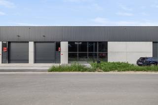 In een goed bereikbare bedrijvenzone te Oostkamp bevindt zich deze casco nieuwbouw KMO-unit van 495m². De unit biedt een praktische en...