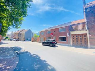 <br /><br />Op zoek naar een starters woning op top locatie? Dan is deze iets voor jou! Met een gunstig EPC hoef je geen zorgen te maken voor renovatie.<br /><br />Indeling:<br />inkomhal, bureau/slaapkamer, toilet, living, keuken, badkamer en koer<br />1ste verdiep: dakterras en 3 slaapkamers<br /><br />Troeven:
<ul><li>EPC C</li><li>nabij openbaar vervoer, school, station,...</li><li>veel mogelijkheid om in te richten naar eigen smaak</li></ul>
<br />