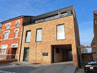 <p><span>Recent, energiezuinig appartement met airco, autostaanplaats en 7 zonnepanelen.</span><span><br /><br />Het gaat hier om een kleinschalig project op een topligging met aandacht voor <br />energiezuinigheid. Het appartement is gelegen op de tweede verdieping. <br />Je geniet hier optimaal van natuurlijke lichtinval.</span><span><br /> </span><span><br />Op vlak van indeling onderscheiden we het volgende:</span><span><br />Inkomhal, toilet, L-vormige leefruimte met open keuken, berging, badkamer, 2 slaapkamers</span><span><br /> </span><span><br />De keuken is voorzien van een eiland met spoelbak, ingebouwde frigo, inbouwoven,<br />kookplaat, dampkap en vaatwasapparaat. De badkamer is voorzien van een inloopdouche <br />en een dubbele lavabo.</span><span><br /></span><span><br />De verwarming is op gas. Tevens werd het appartement voorzien van 7 zonnepanelen.<br />Ook beschik je over een airco.</span><span><br /></span><span><br />Achteraan het gebouw is er een private autostaanplaats voorzien.</span><span><br /><br /></span><span>Algemene informatie:</span><span><br /></span><span>Huurprijs: 900 euro/maand<br />algemene onkosten: 50 euro/maand<br />Vrij vanaf: 15 februari 2027<br />EPC-attest: 25 kWh/m²<br />Huisdieren: niet toegelaten<br />7 zonnepanelen: 2765 Wp</span></p>