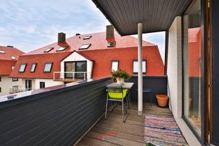 Vous recherchez un logement de vacances avec vue sur la piscine extérieure ? Alors vous êtes au bon endroit !<br /><br />Le nom « Green Garden » se passe sans doute d’explications : sur ce domaine, le calme règne au cœur d’une oasis de verdure ; les pelouses soigneusement entretenues, les haies, les arbres et la fontaine y contribuent bien sûr pleinement.<br />Cette propriété est située dans la phase 6 et bénéficie donc d’une situation centrale. En empruntant la Duinenweg, vous vous trouverez à 300 m de la plage de sable et de la digue. Actuellement, cette propriété est louée à l’année ; elle est très bien entretenue et offre une ambiance chaleureuse. Le hall d'entrée peut accueillir un vestiaire, des toilettes séparées, une salle de bains rénovée avec baignoire/douche et lavabo ; il y a deux chambres à coucher à part entière ; un salon d'angle très lumineux ; une grande terrasse ; une cuisine rénovée.<br /><br />Ce bien est proposé meublé et est donc prêt à emménager. Indice de performance énergétique (EPC): 383 (Label D).