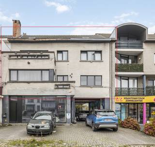 Gelegen op de Leopoldlaan bieden wij u dit te verfraaien gebouw aan: momenteel als volgt opgedeeld: commercieel gelijkvloers met ruimte...