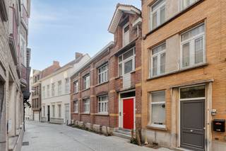 Wonen in een oase van rust, in het stadscentrum van Kortrijk? Dan is dit appartement absoluut de moeite waard om te bezichtigen. Dit appartement is gelegen pal in het historische stadscentrum op wandelafstand van de Grote Markt, het Begijnhofpark, de Onze-Lieve-Vrouwekerk en het nieuwe museum Abby. Dit appartement is gelegen op het tweede verdiep van een kleinschalig gebouw, bestaande uit 3 woonappartementen.Indeling van het appartement: - Ruime leefruimte met veel lichtinval - Keuken voorzien van keramische kookplaat, oven, vaatwas - 2 slaapkamers - Badkamer voorzien van dubbele lavabo, toilet en douche Extra: bij het appartement kan een parkeerplaats tegen de vaste prijs van 25.000 euro aangekocht worden. Wenst u meer info over deze woning of wenst u een bezoek ter plaatse? Contacteer Alissia Dewitte (0472 18 64 21 - alissia.dewitte@dewaele.com) of Yoshi Vandeginste (0474 49 50 38 - yoshi.vandeginste@dewaele.com)