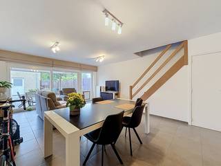Dit huis te huur bevindt zich in het hart van Sint-Denijs, dichtbij de Sint-Denijsplaats. Een ideale locatie voor wie wil huren in een rustige, maar toch goed bereikbare omgeving.<br /><br />De indeling van dit charmante huis in Sint-Denijs is als volgt:<br /><br />Gelijkvloers:<br />- inkomhal met gastentoilet en bergruimte<br />- ruime leefruimte<br />- praktische bergruimte onder de traphal<br />- open keuken (frigo, oven, spoelbak en keramische kookplaat)<br /><br />Eerste verdieping:<br />- slaapkamer 1<br />- slaapkamer 2 die kan dienen als bureau<br />- slaapkamer 3 met inbouwkast<br />- badkamer met bad/douche, toilet , lavabo<br /><br />Tweede verdieping:<br />- slaapkamer 4 met inbouwkast<br />- slaapkamer 5<br /><br />Deze woning beschikt over een gezellige binnenkoer met een uitweg langs achteraan en directe toegang tot de garage. <br /><br />ALGEMEEN:<br />- ideale gezinswoning<br />- ruime woning<br />- hartje Sint-Denijs<br />- halfopen woning<br />- gezellige tuin<br /><br />Interesse? Vraag snel een bezoek aan via www.dewaele.com!