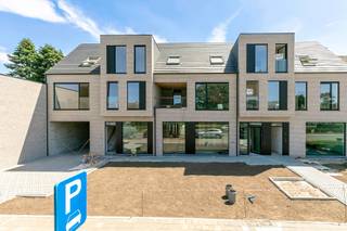 LAATSTE APPARTEMENT!Nieuwbouw duplex (98m²) met aparte ingang, 2 slaapkamers, achterliggend terras (15m²) en bovengrondse parkeerplaats in het...