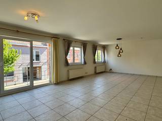 Appartement op de eerste verdieping met terras en garage te Zulte.<br /><br />Nabij het centrum van Zulte bevindt zich dit instapklare appartement op de eerste verdieping. Dankzij de centrale ligging geniet u van een vlotte bereikbaarheid, met winkels, openbaar vervoer en ontspanningsmogelijkheden op wandelafstand. Deze verzorgde residentie bevindt zich op een boogscheut van zowel het centrum van Zulte als dat van Waregem en geniet van een vlotte verbinding naar het op- en afrittencomplex van de E17.<br /><br />Bij het binnenkomen komt u terecht in een ruime inkomhal die rechtstreekse toegang biedt tot de lichtrijke leefruimte met open keuken. De keuken is voorzien van een keramische kookplaat, vaatwasser, frigo met diepvries, oven en dampkap.<br /><br />Het appartement beschikt over twee volwaardige slaapkamers, waarvan één directe toegang biedt tot het zuidgericht terras. Verder is er een badkamer, een afzonderlijk gastentoilet en een praktische berging aanwezig.<br /><br />Het appartement wordt verwarmd via centrale verwarming op aardgas en is aangesloten op het stadswater. Het gebouw beschikt bovendien over een lift, wat het comfort extra verhoogt.<br /><br />Achteraan het gebouw bevindt zich een garagebox, die verplicht mee aan te kopen is aan € 25.000.<br /><br />Bent u op zoek naar een appartement om zelf te bewonen of naar een interessante investering? Neem dan zeker contact op om een afspraak in te plannen.