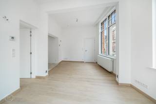 Met plezier presenteren wij dit lichtrijke éénslaapkamerappartement op de tweede verdieping van Parijsstraat 3, gelegen op de hoek met de Brusselsestraat en midden in het levendige stadscentrum van Leuven. De hippe Parijsstraat biedt een uitstekende ligging met tal van horecazaken en ambachtelijke winkels. Het appartement bevindt zich in een prachtig recent gerenoveerd gebouw met lift en beschikt over 66 m² woonoppervlakte en een mooi uitzicht op de Brusselsestraat. Binnen vallen meteen de hoge plafonds, grote ramen en parketvloer op, die samen zorgen voor een aangename en lichtrijke woonbeleving. De keuken is afgewerkt met hoogwaardige materialen en uitgerust met vier kookvuren, een combimicrogolfoven, koelkast met vriesvak, vaatwasser en instelbare ledverlichting. Verder beschikt het appartement over één ruime slaapkamer, ingebouwde kasten, praktische bergruimte, plafondventilatoren met afstandsbediening en een badkamer met luxe regendouche. Het appartement heeft EPC-label C (207 kWh/m²/jaar). De huurprijs bedraagt €1.350 per maand, aangevuld met €150 maandelijkse kosten voor onder meer het onderhoud van de lift, het wassen van de ramen en het onderhoud en kuisen van de gemeenschappelijke delen. Alle nutsvoorzieningen dienen afzonderlijk te worden afgesloten. Op ongeveer 150 meter is er bovendien de mogelijkheid om een parkeerplaats bij te huren. Beschikbaar vanaf eind november. Interesse? Contacteer ons via info@homies.be of bel 016 15 37 11.