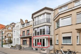 <p><strong>De Panne: Gezellig 1-slaapkamerappartement gelegen in het centrum</strong><br /> </p>

<p>Op zoek naar een appartement op een toplocatie in De Panne? Dit charmante 1-slaapkamerappartement bevindt zich in een kleinschalige residentie zonder syndic, wat zorgt voor bijzonder lage vaste kosten. Gelegen in het hart van De Panne, op enkele meters van het marktplein en op wandelafstand van zee en duinen, is dit de ideale uitvalsbasis.<br /> </p>

<p><strong>Indeling:</strong><br />Het appartement bestaat uit een zongerichte woonkamer met open keuken, een nachthal die toegang geeft tot een apart toilet, een ruime slaapkamer met toegang tot een reeds gemoderniseerd terras en een badkamer met douche.<br /><br />Mogelijkheid tot aankoop van een garage in garagecomplex FLORA (€35.000)<br /><br /><strong>Troeven:</strong><br />• Centrale ligging vlak bij marktplein, zee en duinen<br />• Kleinschalige residentie zonder syndic (lage kosten)<br />• Vernieuwde ramen met ingebouwde zonnewering in de woonkamer<br />• Ideaal als investering, vaste woonst of tweede verblijf</p>

<p>Meer informatie of een bezoek aanvragen? Contacteer Frederick via 058/22.41.70.</p>