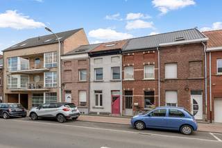 Op een goede locatie te Mechelen bevindt zich deze instapklare woning met 3 slaapkamers en tuin. U bevindt zich hier vlakbij winkels, scholen, het openbaar vervoer en op slechts 5 minuten van centrum Mechelen. <br /><br />We betreden de woning via de leefruimte, die u kunt inrichten met een gezellige zithoek en eetplaats. De keuken is mooi geïntegreerd in het geheel en voorzien van de voornaamste toestellen. Verder bevindt zich op het gelijkvloers nog de badkamer uitgerust met lavabo, douche, toilet en voorziening voor de wasmachine. De nachthal op de eerste verdieping geeft ons toegang tot 2 slaapkamers. Op de tweede verdieping beschikt u nog over een derde slaapkamer. In de leuke tuin kunt u steeds in alle rust en privacy genieten van het mooie weer.<br /><br />De woning is onmiddellijk beschikbaar.<br /><br />U dient een bezoekaanvraag in te dienen via het zoekertje op onze website via de knop "vraag bezoek aan".<br /><br />Dit is een uitstekende opportuniteit als u op zoek bent naar een instapklare woning met 3 slaapkamers, vlakbij centrum Mechelen. Contacteer ons voor meer informatie of neem een kijkje op www.boonstravastgoed.be .<br /><br />Bijzonderheden: <br />- Instapklaar<br />- 3 slaakamers<br />- Vlakbij centrum Mechelen