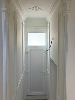 Op zoek naar jouw nieuwe thuis? In de Demerstraat in Antwerpen vind je deze volledig gerenoveerde woning met twee slaapkamers. De authentieke elementen geven het huis een eigen karakter en zorgen voor een gezellige sfeer.<br />Op het gelijkvloers bevinden zich naast de garage ook de badkamer, eet- en leefruimte alsook de keuken. Deze laatste staat in rechtstreekse verbinding met de tuin. Van een gezellig diner binnen tot een lange zomeravond aan tafel buiten: hier geniet je op jouw manier! Mooi meegenomen: de eigenaars staan ervoor open om de tuin in overleg met de nieuwe huurders op te knappen, rekening houdend met hun wensen.<br /><br />Via de authentieke trap kom je op de eerste verdieping waar zich een grote en kleinere slaapkamer bevinden. De kamers genieten door de grote ramen van veel natuurlijk licht.<br />Een eigen garage en een extra berging in de tuin zorgen bovendien voor praktische opbergruimte en een plek voor je wagen.<br />Je woont hier in een leuke buurt in volle ontwikkeling, waar de afgelopen jaren volop werd geïnvesteerd. Het Antwerpse centrum ligt op een boogscheut: ideaal om ook van het stadsleven te genieten!<br /><br />- Huurprijs: 1250 EUR/maand<br />- Kosten plaatsbeschrijving: 50/50 huurder en verhuurder<br />- Kosten water, gas en elektriciteit apart<br />- Huurcontract 1 jaar (met mogelijkheid tot verlenging)<br />- Huurwaarborg = 3 maanden<br /><br />Interesse? Plan gerust een bezoek in via volgende link: https://jamar.immo/te-huur/gerenoveerde-woning-met-tuin-en-garage/<br />Zie jij jezelf hier al wonen? Maak snel een afspraak via britt@jamar.immo of 0487/93.35.43 en kom ontdekken!
