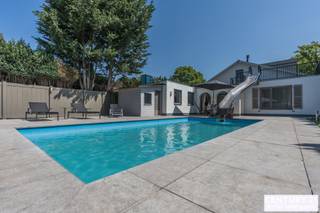 <p><strong>Altijd al willen "leven in weelde"? Dan is deze vrijstaande villa wellicht dé woning voor u!</strong><br /><br />In de grensgemeente <span><span>Weelde</span></span> bevindt zich deze gezellige en gerenoveerde vrijstaande villa met maar liefst vier ruime slaapkamers en een verwarmd buitenzwembad. Een ideale woning voor wie comfort, privacy en luxe wil combineren met ruimte en functionaliteit.</p>
<p>Bij binnenkomst treft u een inkomhal met aansluitend een bureau- of slaapkamer, perfect voor thuiswerk of gelijkvloers wonen. De woonkamer vormt het hart van de woning en biedt toegang tot de geïnstalleerde keuken en de gang. Via de gang bereikt u de zij-ingang, een gastentoilet en een extra logeerkamer.</p>
<p>De bijzonder ruime hoofdslaapkamer kijkt uit op de achtertuin en het zwembad en beschikt over een ensuite badkamer met ligbad, wastafel in meubel en een eigen toilet. De praktische bergruimte geeft via een afsluitbare schuifraam toegang tot het overdekte terras en de tuin.</p>
<p>Op de bovenverdieping leidt de vaste trap naar een royale overloop met toegang tot een ruime slaapkamer, een even ruime dressing en een luxueuze badkamer uitgerust met douche, dubbele wastafel, toilet en Finse sauna. Het aangrenzende terras beschikt over een unieke waterglijbaan die uitkomt in het met warmtepomp verwarmde zwembad. Het terras en de boordstenen zijn uitgevoerd in gebrande natuursteen, wat zorgt voor een stijlvolle en hoogwaardige uitstraling.</p>
<p>De volledig omheinde tuin garandeert optimale privacy en wordt vervolledigd door een gezellig barretje, een ruime garage en een automatisch bedienbare toegangs- en garagepoort.</p>
<h3>Pluspunten</h3>
<ul>
<li>
<p>Volledige privacy</p>
</li>
<li>
<p>Volledig omheind perceel</p>
</li>
<li>
<p>Verwarmd zwembad met waterglijbaan</p>
</li>
<li>
<p>2 badkamers en 4 slaapkamers</p>
</li>
<li>
<p>Mogelijkheid tot combinatie werk/wonen</p>
</li>
<li>
<p>Geïsoleerde kruipruimte</p>
</li>
<li>
<p>Aangelegd terras in gebrande natuursteen</p>
</li>
<li>
<p>CV-ketel vernieuwd (2026)</p>
</li>
<li>
<p>Ruime garage en oprit voor meerdere wagens</p>
</li>
<li>
<p>Centrale ligging, op een letterlijke steenworp van de Nederlandse grens</p>
</li>
<li>
<p>Vlakbij het gezellige Baarle-Nassau/Hertog en op korte afstand van Turnhout</p>
</li>
</ul>
<p>Een instapklare villa waar luxe, comfort en privacy centraal staan.</p>