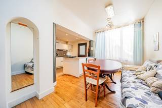 🏢 Te koop – Gelijkvloers appartement met 2 slaapkamers in Evere + binnenkoer<br /><br />📍 Auguste De Boeckstraat 5, Evere<br />💰 Prijs: 275.000 €<br />📈 Huurinkomsten: ± 1.250 €/maand OF 5,45% bruto rendement<br /><br />We Invest Brussel-Europa biedt u exclusief dit appartement met 2 slaapkamers aan, ideaal gelegen in een rustige en gegeerde wijk van Evere, vlakbij winkels, openbaar vervoer en de Europese instellingen.<br /><br />Gelijkvloers: 93 m² – EPC G<br /><br />🔹 Troeven:<br />Huidige huurinkomsten: ± 1.250 €/maand<br />Uitstekend huurrendement in een zone met hoge vraag<br />Lopende huurcontracten – stabiele huurders<br />Goed onderhouden, kleine werken mogelijk voor extra comfort<br />Individuele gasverwarming, aparte meters, private kelders<br />Een rendabele en veilige vastgoedinvestering in Brussel, in een gemeente in volle groei.<br /><br />📞 Contact &amp; bezoeken:<br />Rebecca Hallal– We Invest Bruxelles-Europe<br />📱 0472 12 62 42 | ☎️ 02 478 67 49<br />📧 rebecca.hallal@weinvest.be<br /><br />🌐 Ontdek onze andere appartementen te koop in Evere op www.weinvest.be