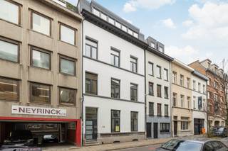 Appartement met terras op centrale ligging in het stadscentum in een rustige straat. Het gebouw is volledig gerenoveerd en is gelegen op...