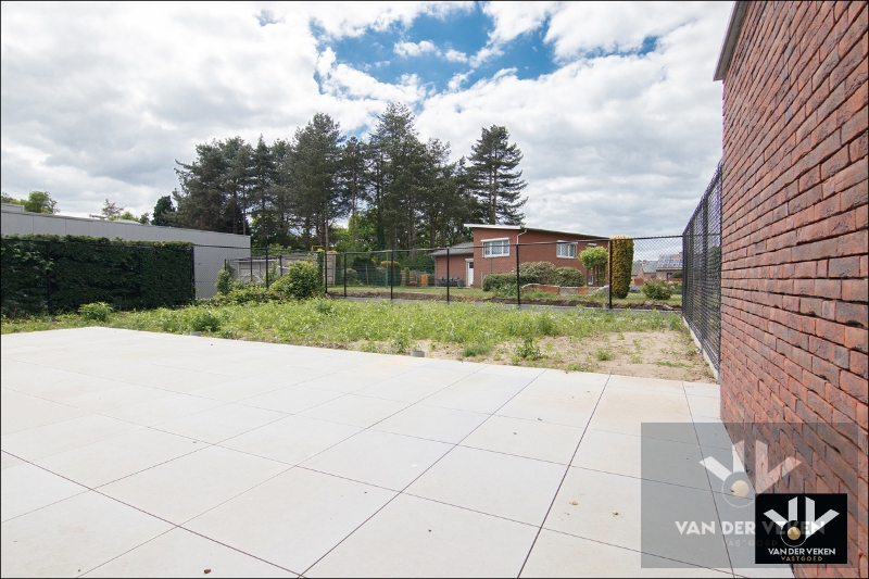 Ruim gelijkvloers nieuwbouwappartement met 4 slaapkamers en 2 badkamers, een terras en een mooie tuin op een goed bereikbare locatie! - foto 5