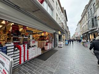 Handelspand op commerciële AAA-locatie Kapellestraat nabij Mercatordok en station - uitstekende passageligging - het pand ligt in de directe...