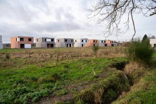 Aan Vogelsanck, een rustige en landelijk gelegen woonlocatie net buiten de dorpskern van Oostmalle biedt Danneels vier nieuwe bouwgronden te koop aan. <br /><br />Deze ruime villapercelen combineren een mooie straatbreedte met een aanzienlijke diepte, waardoor je hier volop kan genieten van een ruime, perfect zuidwest georiënteerde woning met ruime tuin. <br /><br />De percelen worden te koop aangeboden zonder bouwverplichting. Je kiest dus helemaal vrij met welke bouwpartner(s) je samenwerkt en wanneer je hier gaat bouwen.<br /><br />Hier woon je rustig in een landelijke omgeving maar zonder in te boeten aan bereikbaarheid. Je vindt alle nodige voorzieningen in de nabijheid en hebt een vlotte aansluiting naar de E19 en E34.