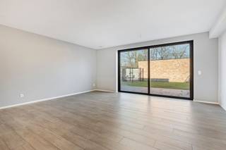 <p>Ontdek dit <strong>hoogwaardig afgewerkt nieuwbouwappartement </strong>in residentie Klaverhof, rustig gelegen nabij het centrum van Vosselaar en met vlotte verbindingen naar omliggende gemeenten.</p><p>Het appartement heeft een <strong>bewoonbare oppervlakte van 103,70 m² </strong>en beschikt over een<strong> ruim terras van 18,30 m²</strong>.</p><p>Bij het betreden van het appartement komt u in een ruime inkomhal met apart toilet. Van hieruit bereikt u de lichtrijke leefruimte, waar grote raampartijen zorgen voor een aangenaam zicht op de tuin en het terras. De open keuken sluit naadloos aan op de leefruimte en is volledig uitgerust met<strong> kwalitatieve toestellen</strong>, waaronder een inductiekookplaat, dampkap, vaatwasser, ingebouwde koelkast, combi-oven en lavabo. Verder beschikt de keuken over een aparte berging met aansluiting voor was- en droogmachine. Het appartement beschikt over <strong>twee slaapkamers </strong>en een <strong>stijlvolle badkamer </strong>voorzien van inloopdouche, ligbad en wasmeubel.</p><p>Mogelijkheid tot aankoop aan 6% btw-regeling (onder voorwaarden).</p><p>Dit appartement is<strong> per direct beschikbaar</strong>!</p><p>Extra:<br />- Energiezuinige nieuwbouw (E-peil < 40)<br />- Ventilatiesysteem D<br />- Vloerverwarming<br />- Aankoop van autostaanplaats en kelderberging verplicht!<br />- Prijs exclusief notariskosten en BTW! <br />- P-score A, G-score A <br />- Woongebied, Vg, Gvv, Gvkr, Gmo<br />- Niet opgenomen in het maatregelenregister</p><p>Voor meer info ga naar www.coenenvastgoed.be of bel 03/375.82.92</p>