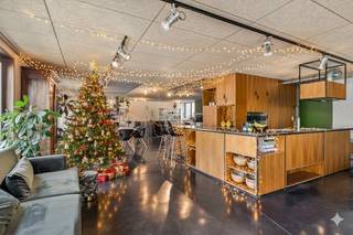 Nabij het bruisende centrum van Brussel, hedendaags ingericht duplex loftappartement van ± 260 m² op de tweede en derde verdieping van een...