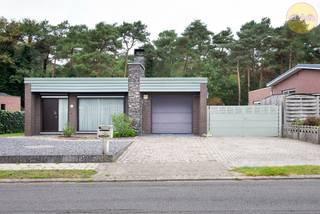 Deze karaktervolle woning uit de jaren ’70 bevindt zich in een rustige en groene buurt, op slechts een steenworp van het centrum van Dessel...