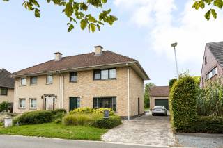 BEZOEKMOMENT WOENSDAG 16/9 TUSSEN 15U00 EN 19U00. INSCHRIJVEN KAN VIA ONZE WEBSITE.<br /><br />Bent u op zoek naar een verzorgde en zeer aangename woning met drie slaapkamers, veel lichtinval en een ruime tuin? Dan is deze prachtige woning in de Walbogaard 15 te Temse zeker een bezoek waard!<br /><br />De woning is gelegen in een rustige en aangename woonwijk, terwijl u toch geniet van een vlotte bereikbaarheid naar het centrum van Temse en de belangrijkste verbindingswegen. Ook winkels, scholen, openbaar vervoer en andere dagelijkse voorzieningen bevinden zich op korte afstand.<br /><br />Bij het betreden van de woning komt u terecht in de inkomhal, die toegang biedt tot de verschillende ruimtes. De leefruimte vormt een bijzonder aangename plaats om te vertoeven. Dankzij de grote raampartijen geniet u hier van een bijzonder mooie natuurlijke lichtinval, wat zorgt voor een ruimtelijk en aangenaam gevoel.<br /><br />Een absolute troef van deze woning is de grote tuin met zuidwestelijke oriëntatie. Het terras en de tuin genieten hierdoor van een zeer aangename zonligging, ideaal om na een lange werkdag heerlijk te ontspannen, gezellig te tafelen of volop te genieten van het buitenleven.<br /><br />Verder beschikt de woning over drie volwaardige slaapkamers en een badkamer. Er is bovendien voldoende bergruimte aanwezig, wat bijdraagt aan het praktische karakter van de woning.<br /><br />Technisch verkeert de woning eveneens in een goede staat. Zo beschikt ze over een EPC-label B en is de elektrische installatie conform.<br /><br />Troeven:<br />3 slaapkamers<br />Zuidwestgerichte tuin en terras<br />Rustige en aangename woonwijk<br />EPC-label B<br />Elektrische keuring conform<br /><br />Bent u op zoek naar een mooie, lichtrijke woning met een ruime tuin op een rustige locatie in Temse? Dan is deze woning absoluut een bezoek waard!
