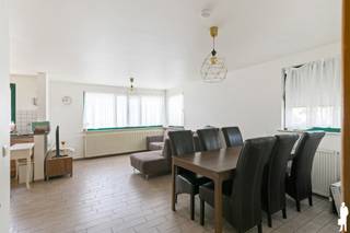3 slaapkamerappartement in kleinschalig gebouw op de bovenste verdieping.<br /><br />Centraal gelegen op wandelafstand van Antwerpse Steenweg met winkels, openbaar vervoer en vlotte verbinding naar Antwerpen. Verschillende groene zones en recreatiemogelijkheden bevinden zich op korte afstand, waaronder het prachtige Hobokense Polder, een uniek natuurgebied toegankelijk voor wandelaars en fietsers.<br /><br />Indeling: Inkomhal met gastentoilet, leefruimte ca. 22 m² op tegelvloer met deels open keuken (ingebouwde koelkast/diepvries en gasvuur), berging met plaats voor wasmachine/droogkast. Te renoveren badkamer met ligbad en lavabo, 3 compacte slaapkamers op tegel. CV op gas.<br /><br />Extra’s:<br /><br />EPC-label C 213 kWh/m²/j<br />Elektrische installatie niet conform<br />Kleinschalig gebouw<br />Rolluiken<br />Appartement wordt momenteel verhuurd, huurcontract te respecteren