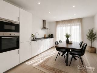 Ontdek dit instapklare en lichtrijke appartement waar comfort en een praktische indeling centraal staan. Appartement bevindt zich op de eerste verdieping in een gebouw zonder lift. De ruime leefruimte sluit naadloos aan op de volledig ingerichte open keuken, voorzien van een kookplaat, dampkap, oven en voldoende opbergruimte. Dankzij de grote raampartijen geniet u van een aangename natuurlijke lichtinval. Verder beschikt het appartement over twee slaapkamers, een moderne badkamer met toilet. Het zonnige terras vormt de ideale plek om te ontspannen. De neutrale afwerking en kwalitatieve materialen zorgen ervoor dat u hier meteen uw thuis kunt maken. Bovendien beschikt het appartement over een privatieve kelderberging, ideaal voor extra opslagruimte. Dankzij de uitstekende ligging, vlakbij winkels, openbaar vervoer, scholen en belangrijke invalswegen, is dit de ideale woonst voor wie op zoek is naar een comfortabel appartement op een vlot bereikbare locatie. Onmiddelijk beschikbaar.