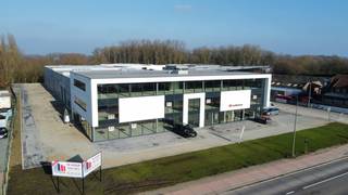 Nieuwbouw B2B-showroom/polyvalente ruimte van 297 m² met 178 m² opslagruimte te koop langs én met visibiliteit van de commerciële Brusselbaan...